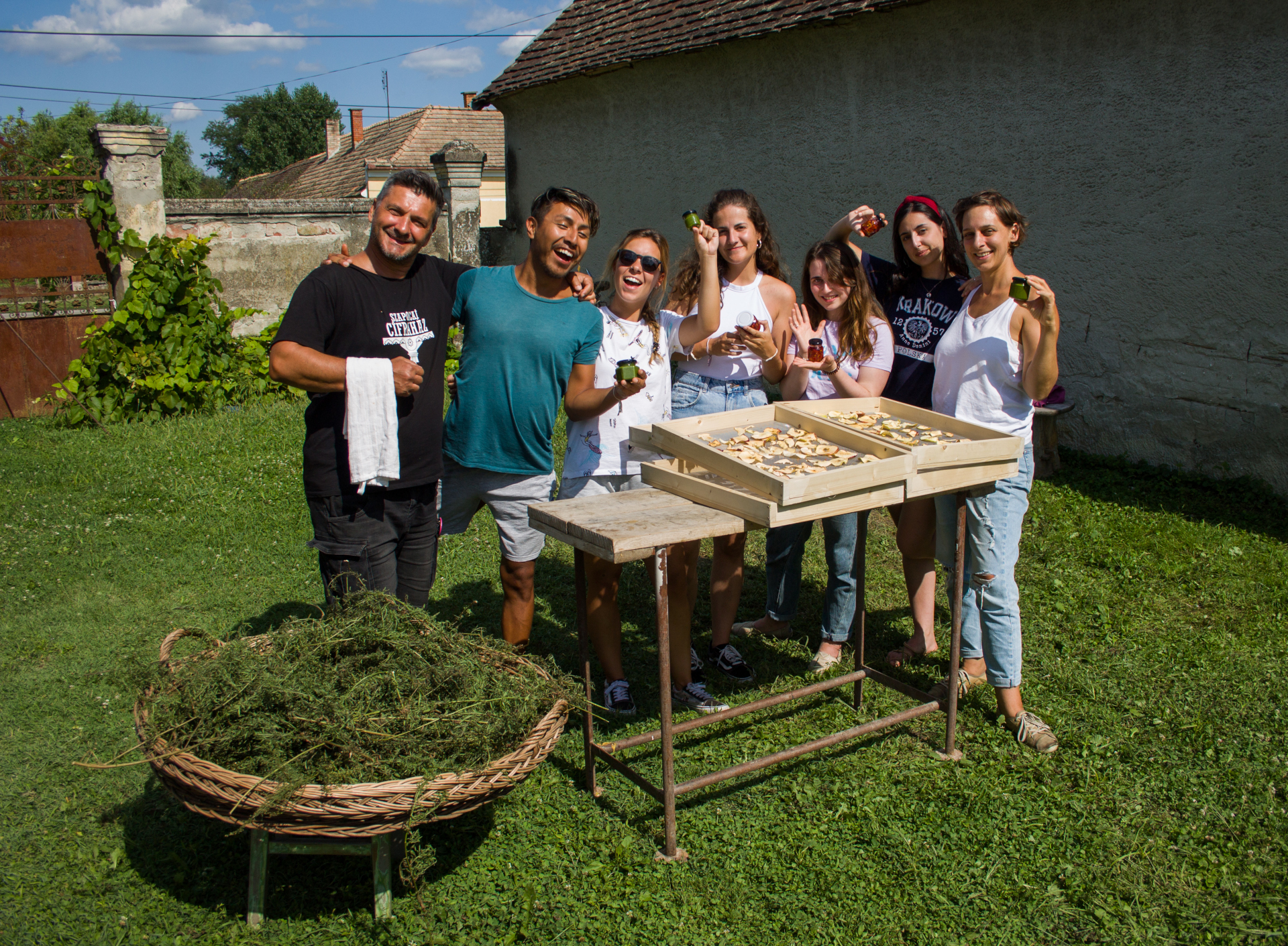 Less Food Loss Vidéken Jó Alapítvány nívódíjasai egy ház kertjében csoportképen egymás mellett